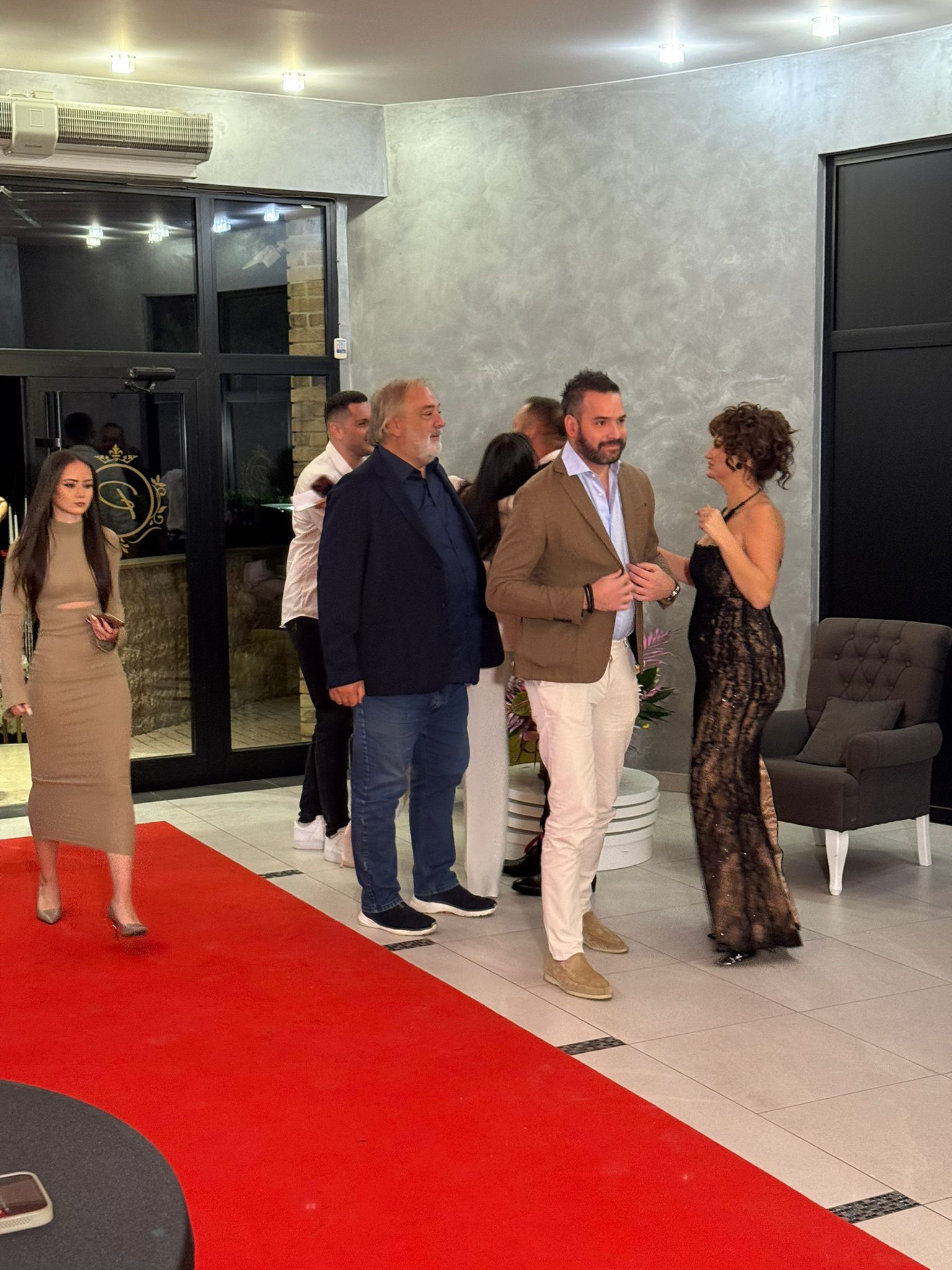 Cela estrada na punoletstvu Dejanove ćerke, Filip Živojinovič stigao u društvu, ali bez Prije 6 1760470012219