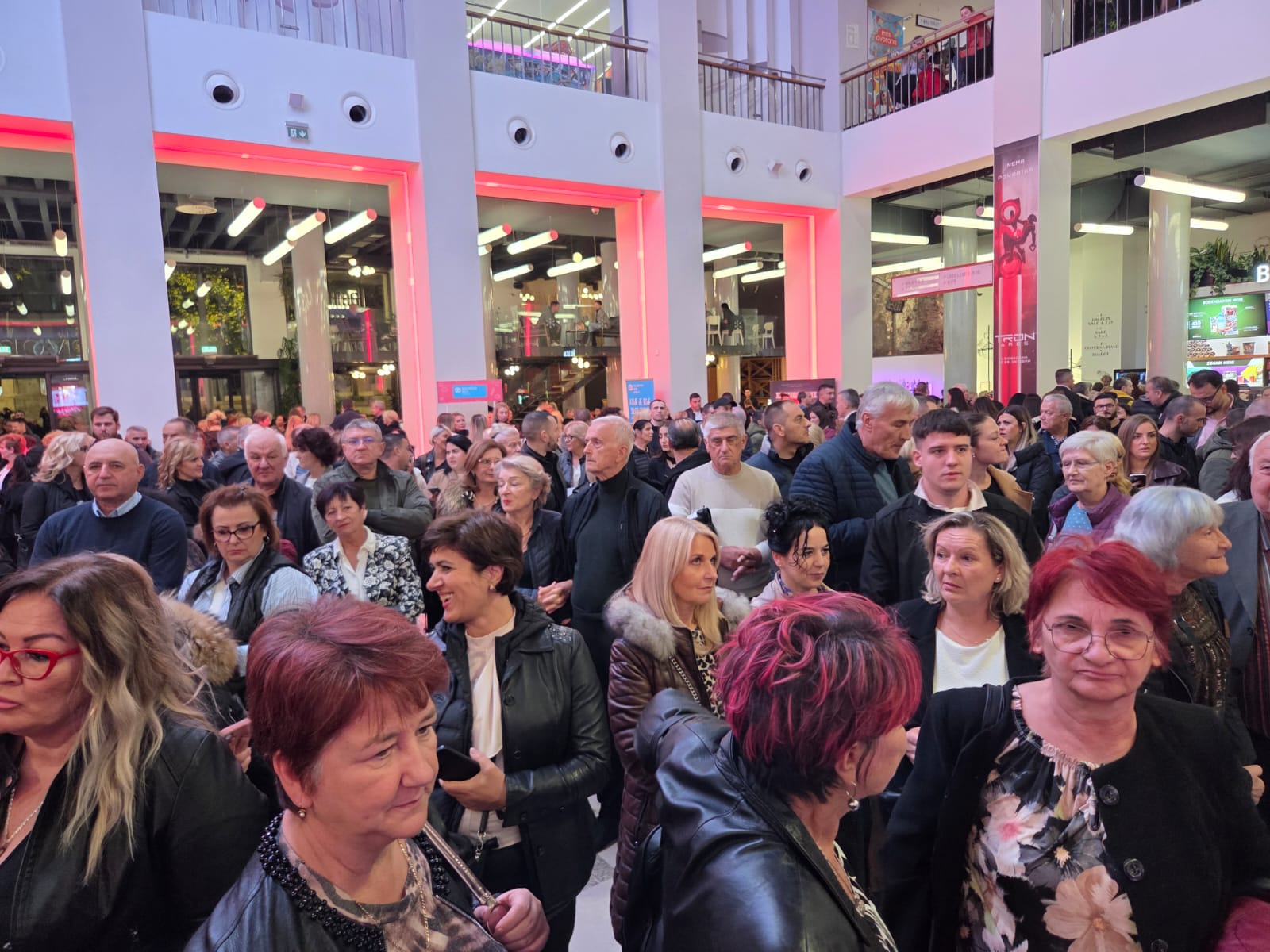Kebin sin stigao na koncert, evo koja lepotica ga drži za ruku 5 1760637287993