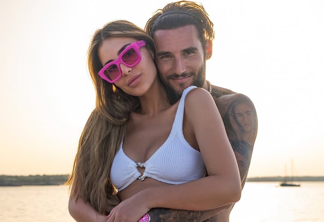 Sve puca od ljubavi, Gudelj je baš romantičan: Anastasija Ražnatović se pohvalila poklonom od supruga 5 2 anos casados 👰🏻 ♀️🤵🏻 ♂️💒 te quiero con locura 🤍. an eternity to go ✨ e1761030716266