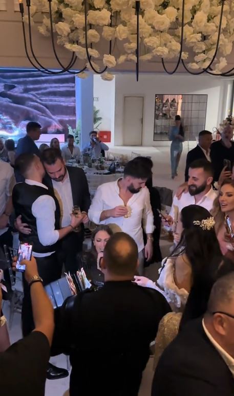 Momenat sa svadbe Uroša Živkovića koji je promakao svima: Dok Prija peva, Perućica ne pušta ženu iz zagrljaja VIDEO 7 22