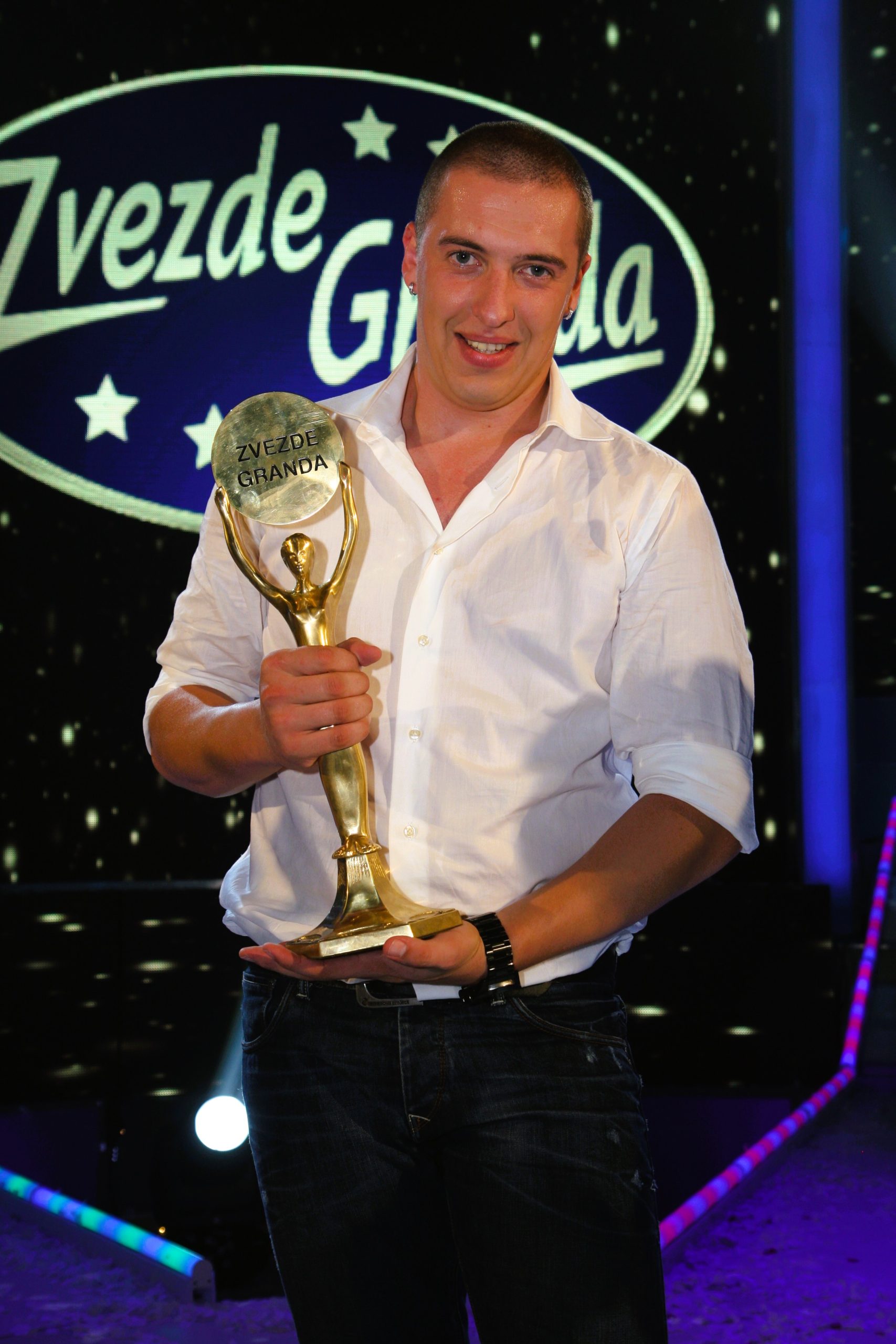 Prija ga grlila, a tek da vidite ko je Amar Giletu uručio nagradu u finalu Zvezda Granda VIDEO 9 AMAR GILE JASARSPAHIC ZG POBEDNIK 2013.JPG1