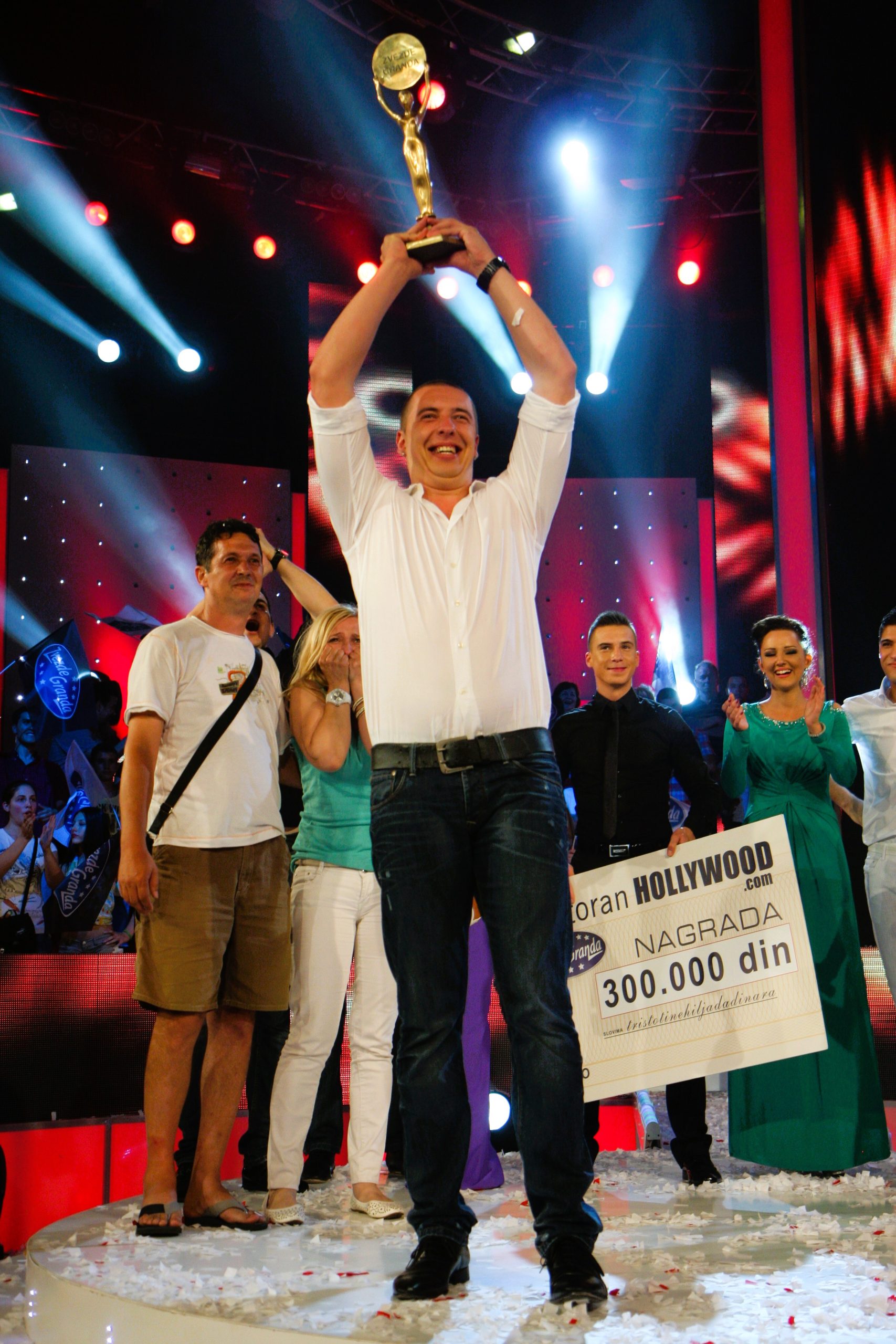 Prija ga grlila, a tek da vidite ko je Amar Giletu uručio nagradu u finalu Zvezda Granda VIDEO 8 AMAR GILE JASARSPAHIC ZG POBEDNIK 2013