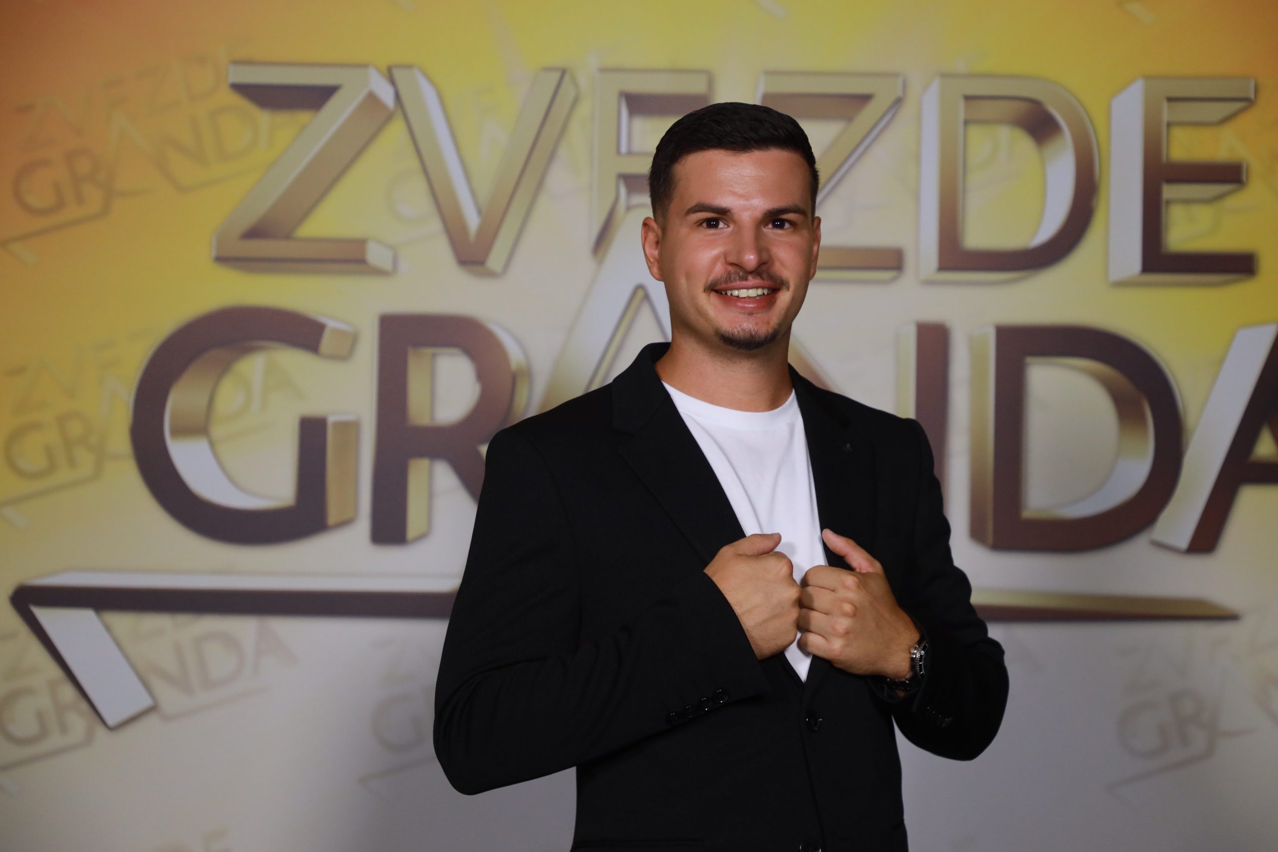 Rešio da zameni katedru scenom: Takmičar završio jedan od najtežih fakulteta, a ipak ganja estradni san (VIDEO) 8 DEJAN SIMEUNOVIC 25 GOD. BIJELJINA RS 12