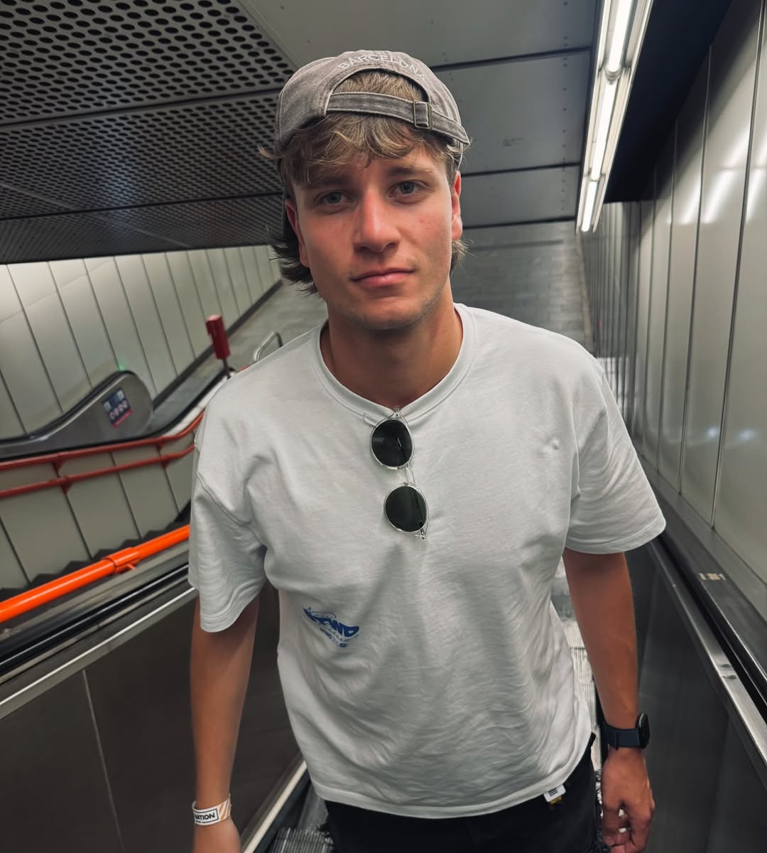 Jakov Jozinović je trenutno najpolularniji mladi pevač: Nekada se takmičio u popularnom šou, evo kako je izgledao kao dete 8 Dosao izvidit teren za eurosong iduce godine 1