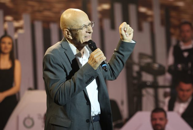 Mugdin Nuhanović ostvaruje muzički san u 68. godini: "Imate stari šarm" 13 E08A4524