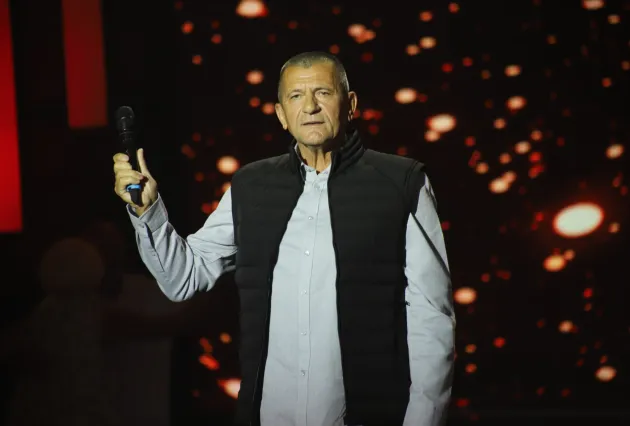 Milan Pavić poklonio ružu supruzi, a potom progovorio o kocki i teoriji zavere: "Istinu ne zna niko" 3 IMG 3013