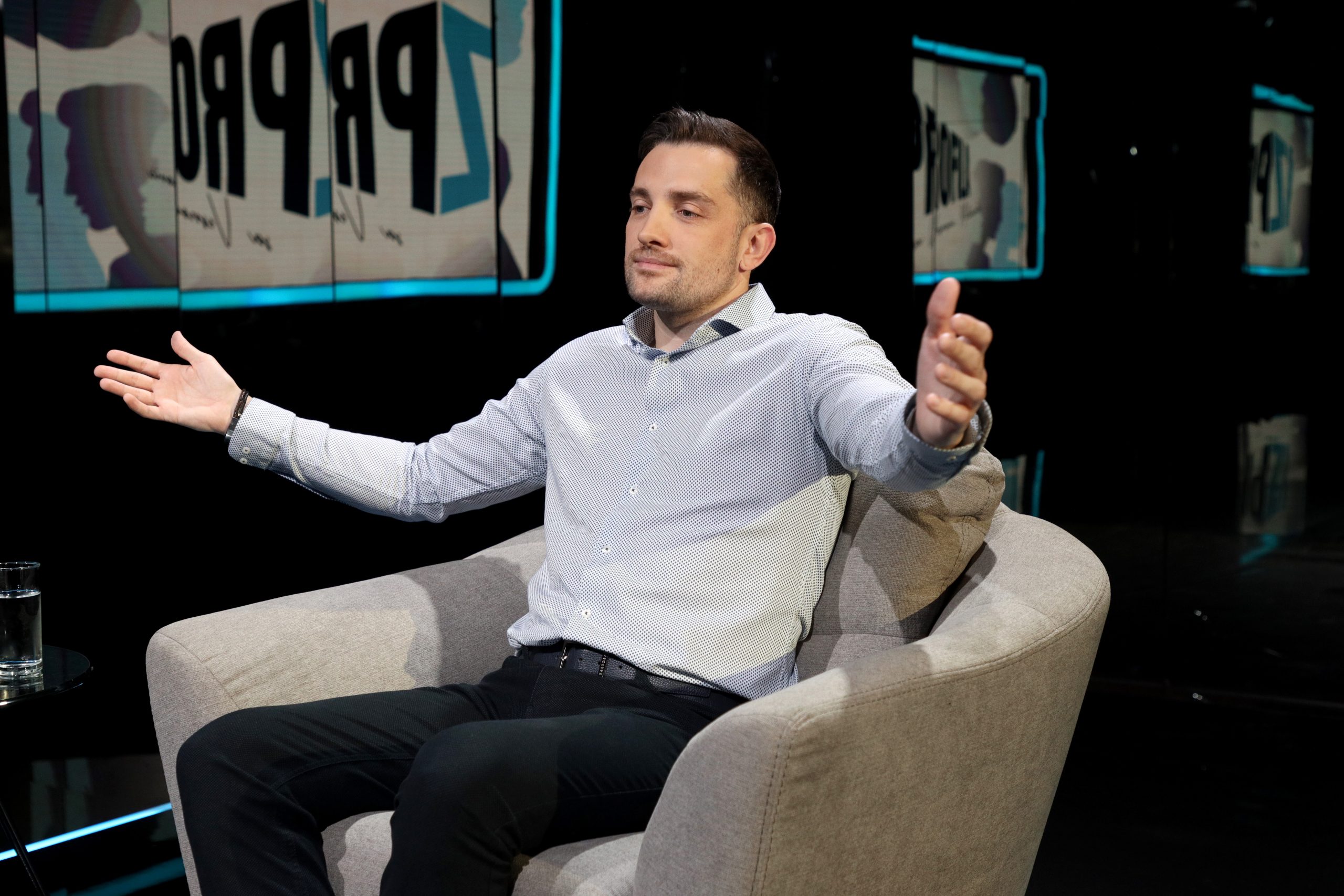 Mirza Selimović verio devojku: Pevač u emisiji "Iz profila" podelio najlepše vesti: "Mi sreću čuvamo za sebe" VIDEO 5 IP MIRZA SELIMOVIC SNIMANJE 23102025 FOTO MUNJA 32 ok