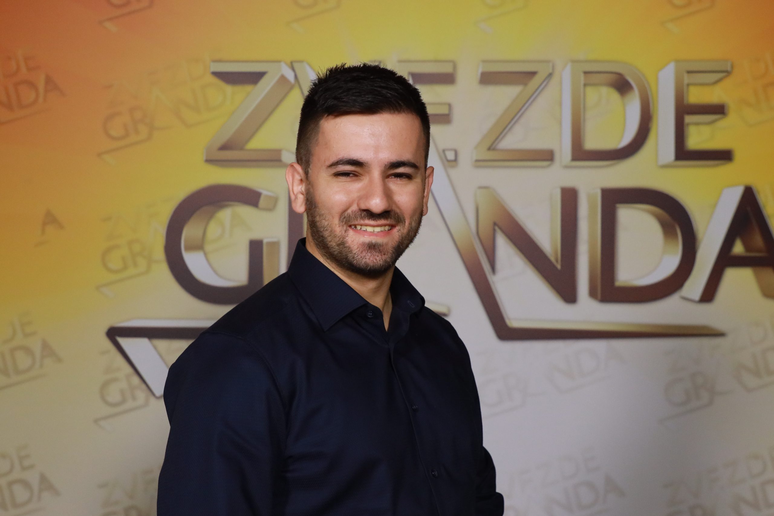 Nikad se nije bavio pevanjem, a sada briljira: Skladištar iz Tuzle sakrio od svih da dolazi u Zvezde Granda (VIDEO) 7 MARIO MIJATOVIC 25 GOD. TUZLABIH 5