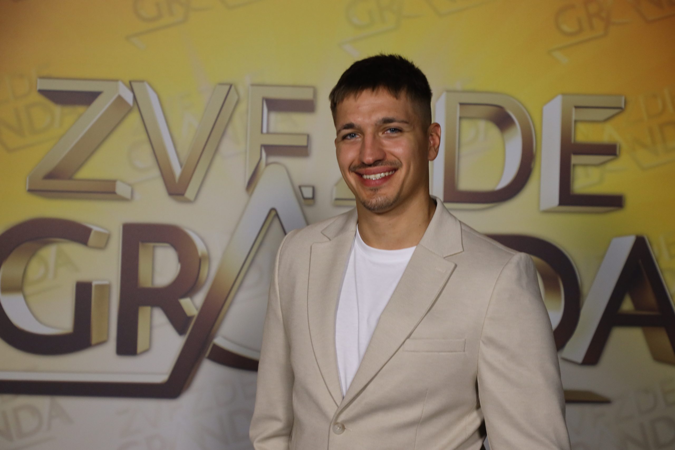Prvi nastup u ''Zvezdama Granda'' pretvorio se u ispovest: ''Tresle su mi se noge, najviše od Milija'' (VIDEO) 8 MILOS MITROVIC 23 GOD. ZAJECAR 2