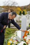 Polozio sam cvece na grob mog dragog prijatelja Halida Beslica. Nedostaje njegova toplina vedri