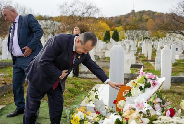 Polozio sam cvece na grob mog dragog prijatelja Halida Beslica. Nedostaje njegova toplina vedri