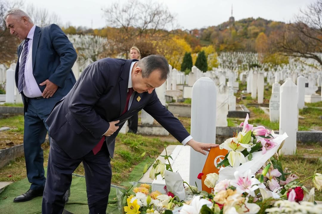 Polozio sam cvece na grob mog dragog prijatelja Halida Beslica. Nedostaje njegova toplina vedri