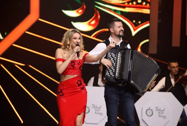 Želeli ga za muža Rade Manojlović, a šokiraćete se kad čujete koliko je visok 6 RADA MANOJLOVIC NNK SNIMANJE 19032025 FOTO MUNJA 60 ok 1 630x426 1