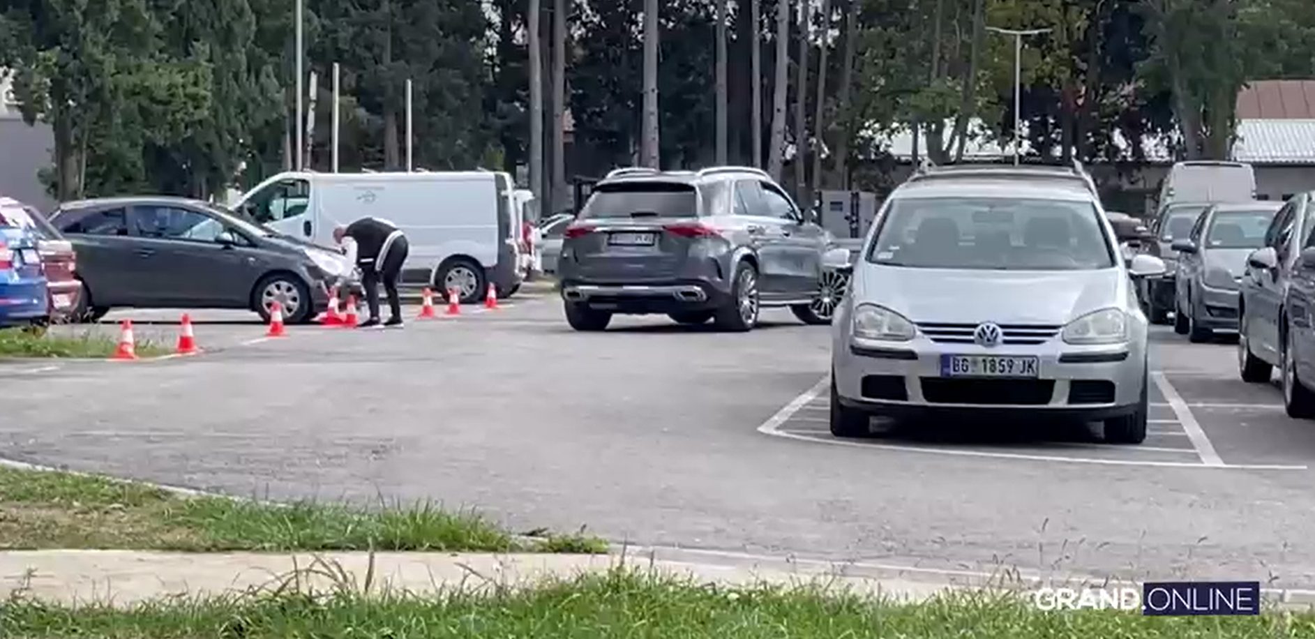 Da li direktori ovo rade? Mili stigao u džipu, njegovo ponašanje na parkingu govori sve (VIDEO) 7 Screenshot 2025 10 10 135436