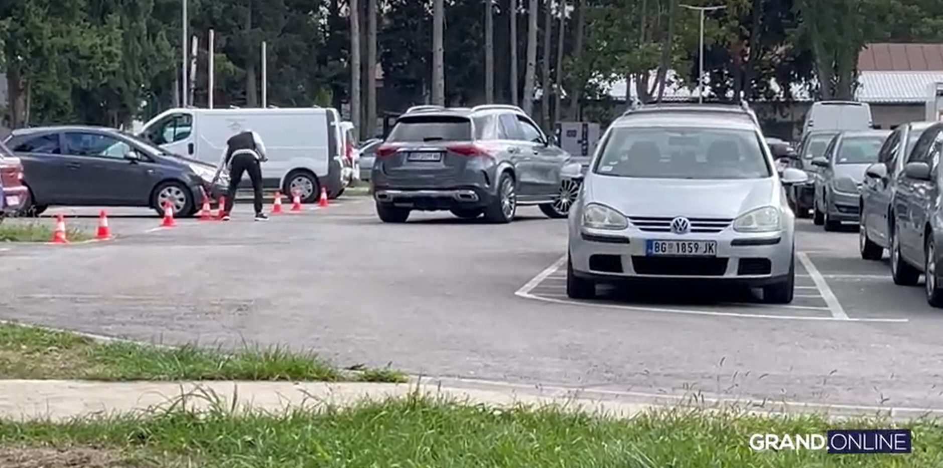 Da li direktori ovo rade? Mili stigao u džipu, njegovo ponašanje na parkingu govori sve (VIDEO) 6 Screenshot 2025 10 10 135443