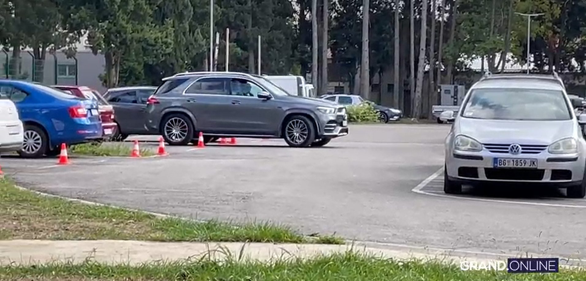Da li direktori ovo rade? Mili stigao u džipu, njegovo ponašanje na parkingu govori sve (VIDEO) 8 Screenshot 2025 10 10 135455