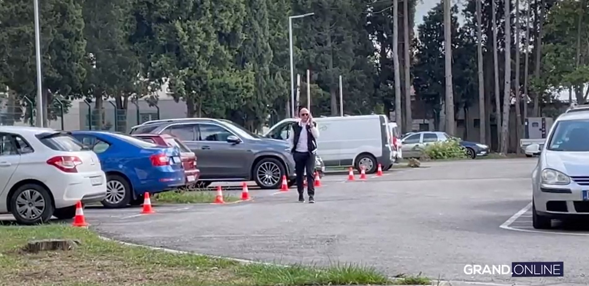 Da li direktori ovo rade? Mili stigao u džipu, njegovo ponašanje na parkingu govori sve (VIDEO) 9 Screenshot 2025 10 10 135532