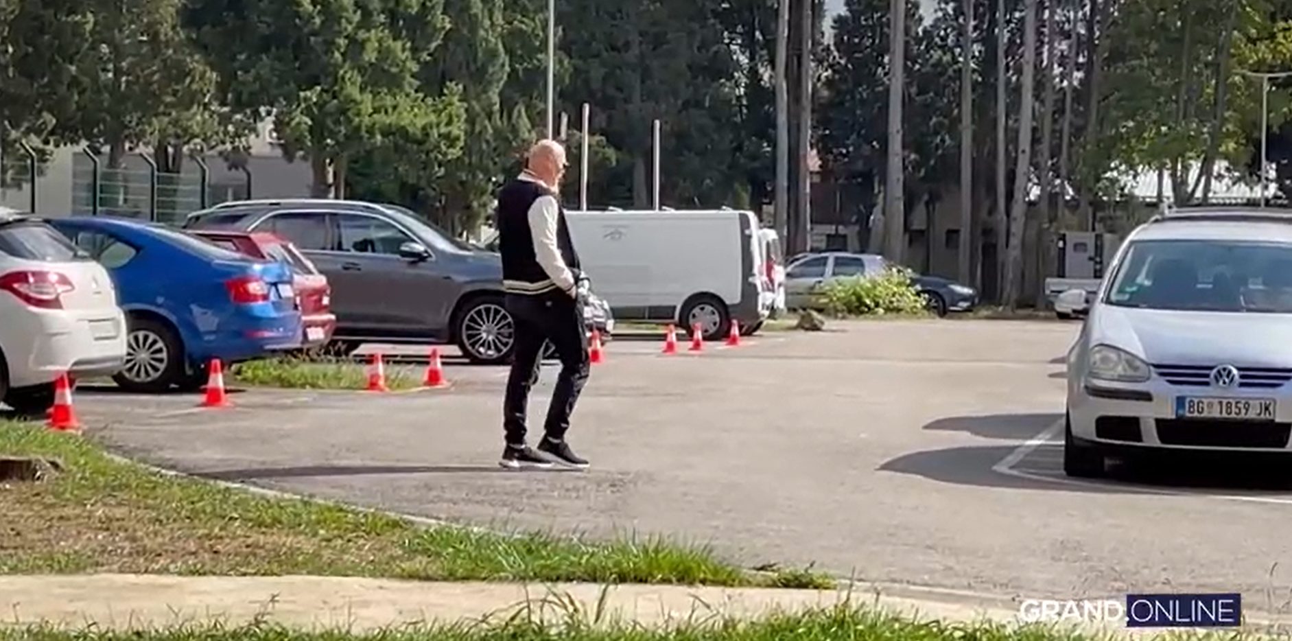 Da li direktori ovo rade? Mili stigao u džipu, njegovo ponašanje na parkingu govori sve (VIDEO) 5 Screenshot 2025 10 10 135538