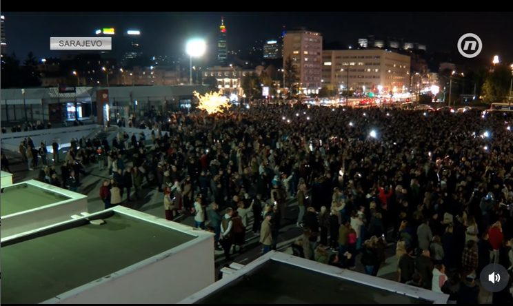 Sarajevo plače za Halidom: Emotivne scene iz gradova BiH rasplakale sve, građani pevaju i plaču (VIDEO) 7 Screenshot 2025 10 10 150417