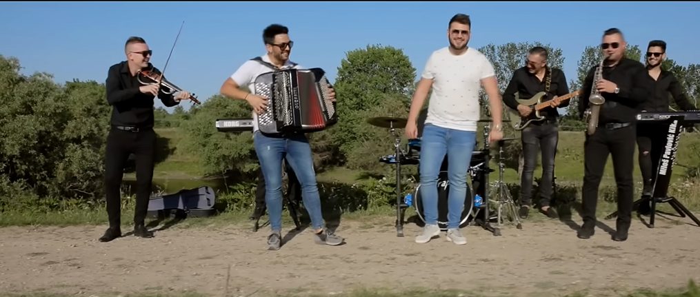 Pesma koja je zaludela Balkan, peva je Grandov pevač, a priča iza nje traje decenijama 7 Screenshot 2025 10 21 090011