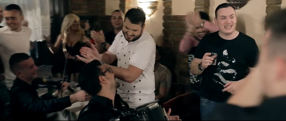 Pesma koja je zaludela Balkan, peva je Grandov pevač, a priča iza nje traje decenijama 8 Screenshot 2025 10 21 090023