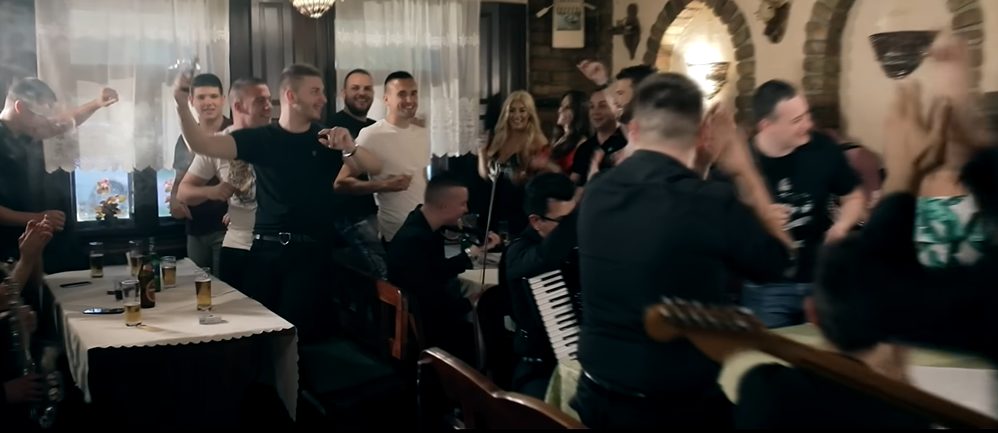 Pesma koja je zaludela Balkan, peva je Grandov pevač, a priča iza nje traje decenijama 5 Screenshot 2025 10 21 090030
