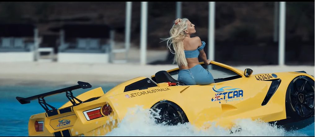 Sara Reljić se vozika u automobilu od pola miliona evra, a svi gledaju u njene obline 6 Screenshot 2025 10 24 145620