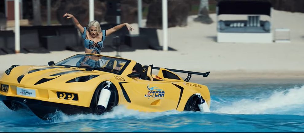 Sara Reljić se vozika u automobilu od pola miliona evra, a svi gledaju u njene obline 7 Screenshot 2025 10 24 145648