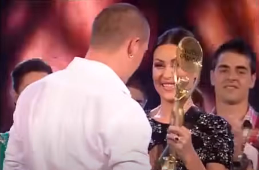Prija ga grlila, a tek da vidite ko je Amar Giletu uručio nagradu u finalu Zvezda Granda VIDEO 7 gile i ceca