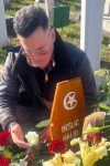 "Nisam mogao ranije": Pevač posetio grob Halida Bešlića, prijatelji ga napali jer se fotografisao 9 halid beslic grob azzaro foto Fejsbuk 1 e1761635215303