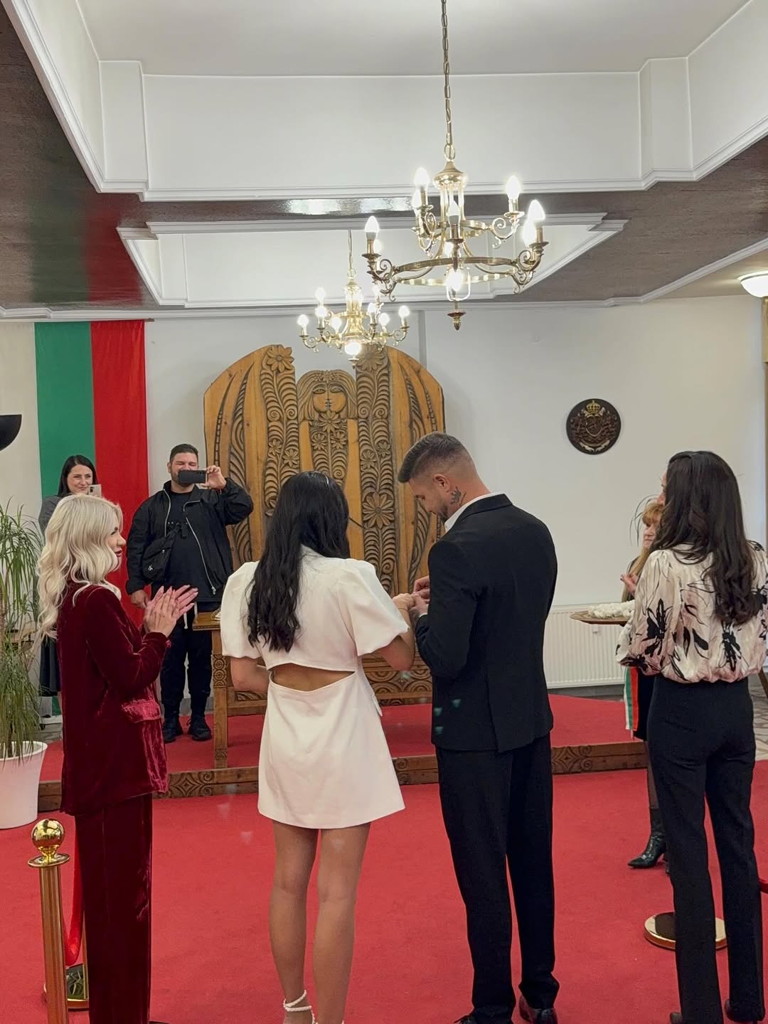Poznati pevač se tajno oženio, mladu u naručju izneo iz sale FOTO 6 mc stojan