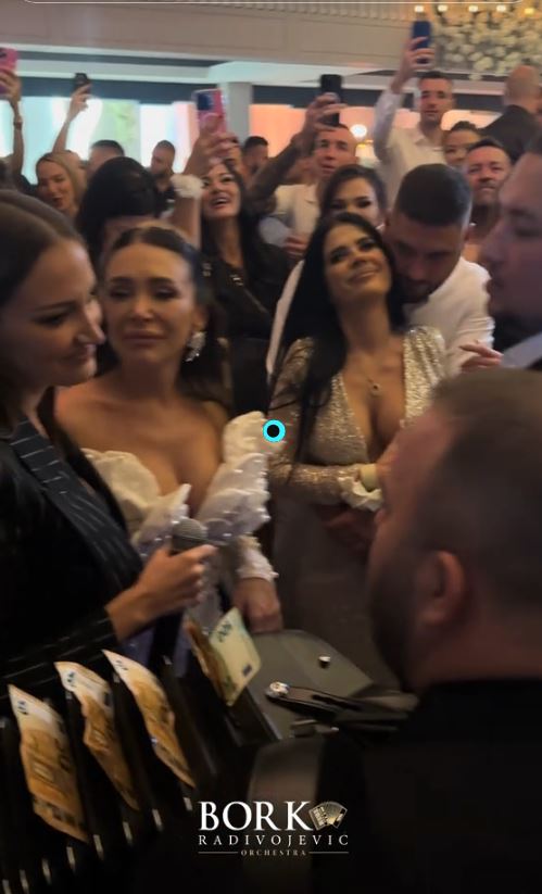 Momenat sa svadbe Uroša Živkovića koji je promakao svima: Dok Prija peva, Perućica ne pušta ženu iz zagrljaja VIDEO 8 prija 2