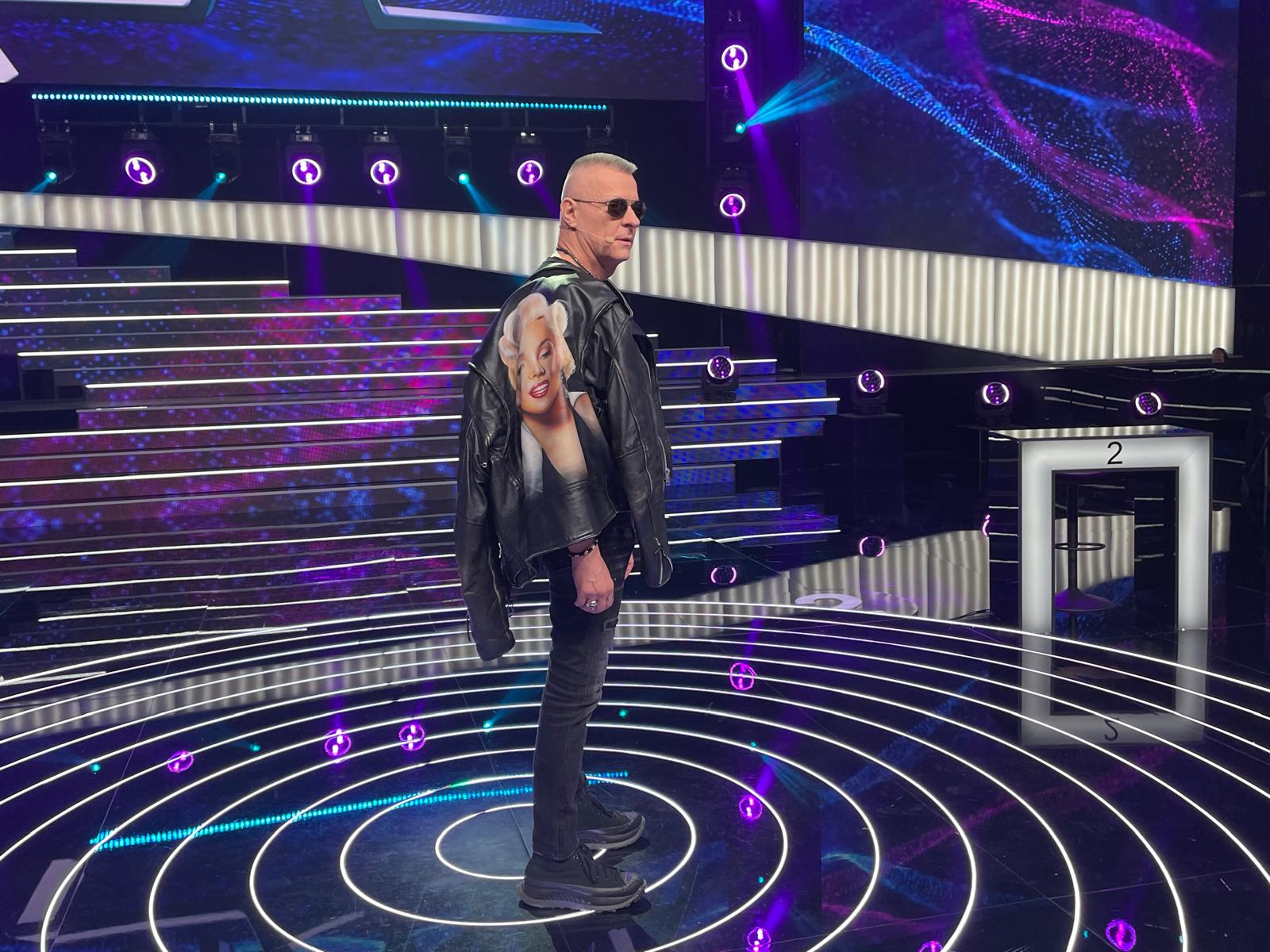 Đorđe David na snimanju Zvezda Granda u jakni iz 1998. godine sa likom najpopularnijeg se*s simbola 5 1763559437153 1