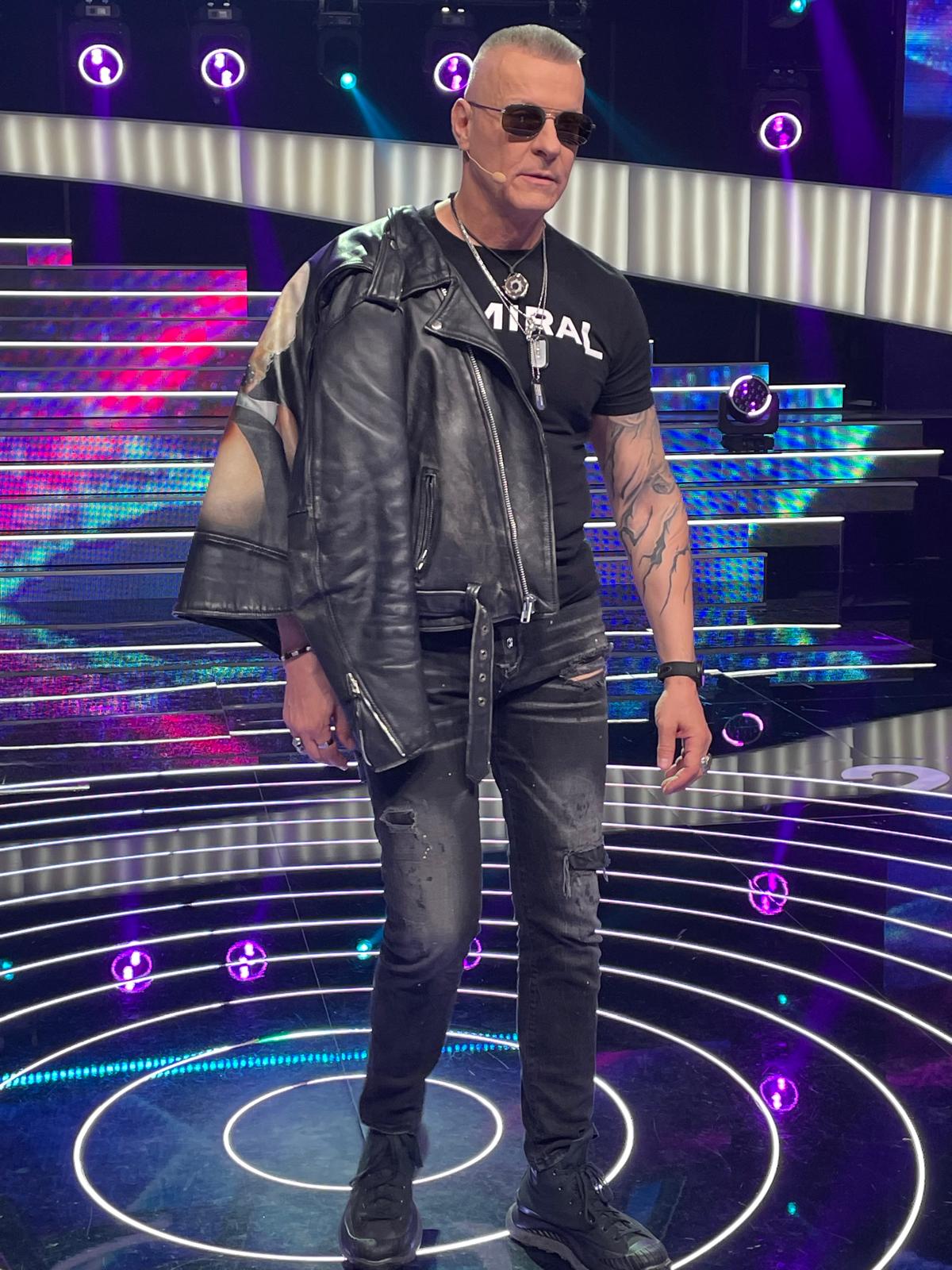 Đorđe David na snimanju Zvezda Granda u jakni iz 1998. godine sa likom najpopularnijeg se*s simbola 4 1763559437195 1