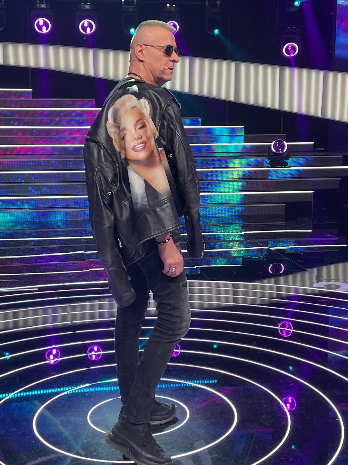 Đorđe David na snimanju Zvezda Granda u jakni iz 1998. godine sa likom najpopularnijeg se*s simbola 7 1763559437254 1