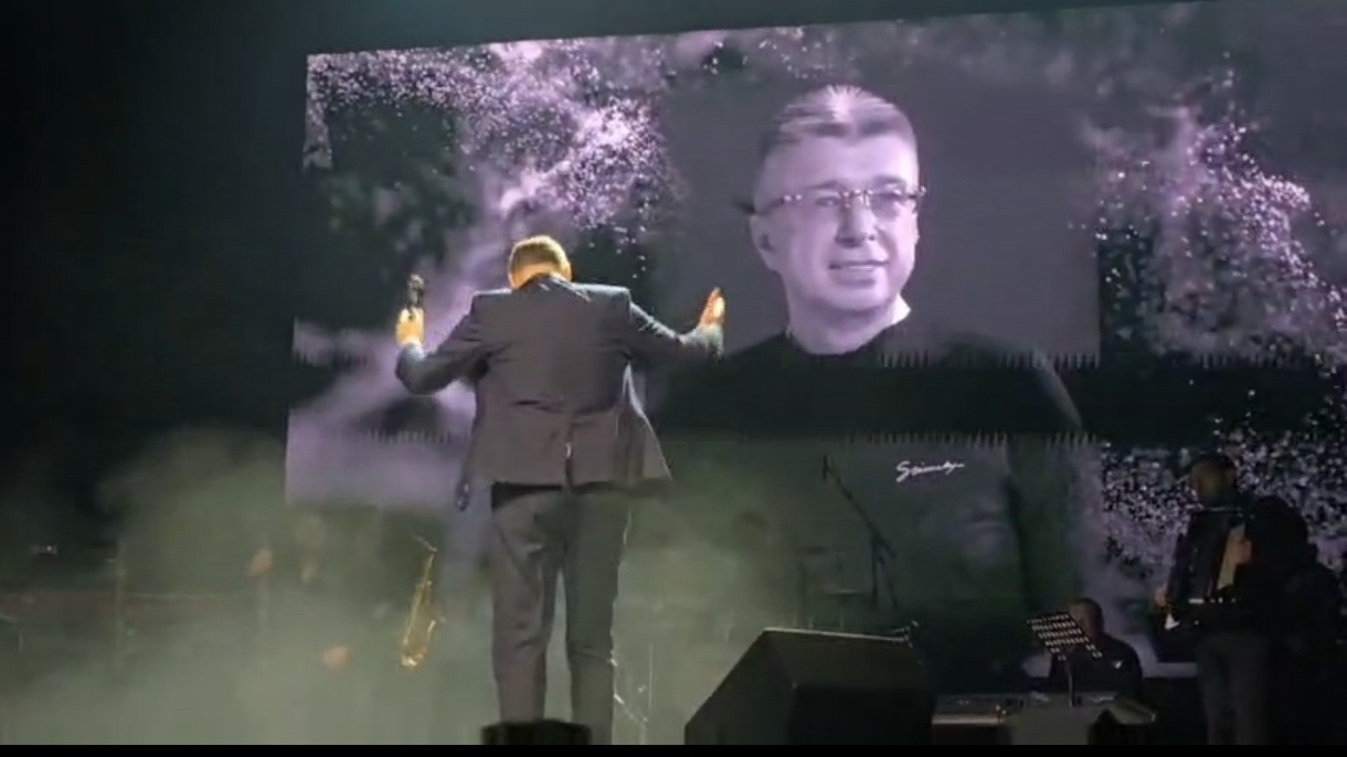 Dirljiv govor Baneta Mojićevića posvećen Saši Popoviću, publika u suzama VIDEO 7 1764453594403