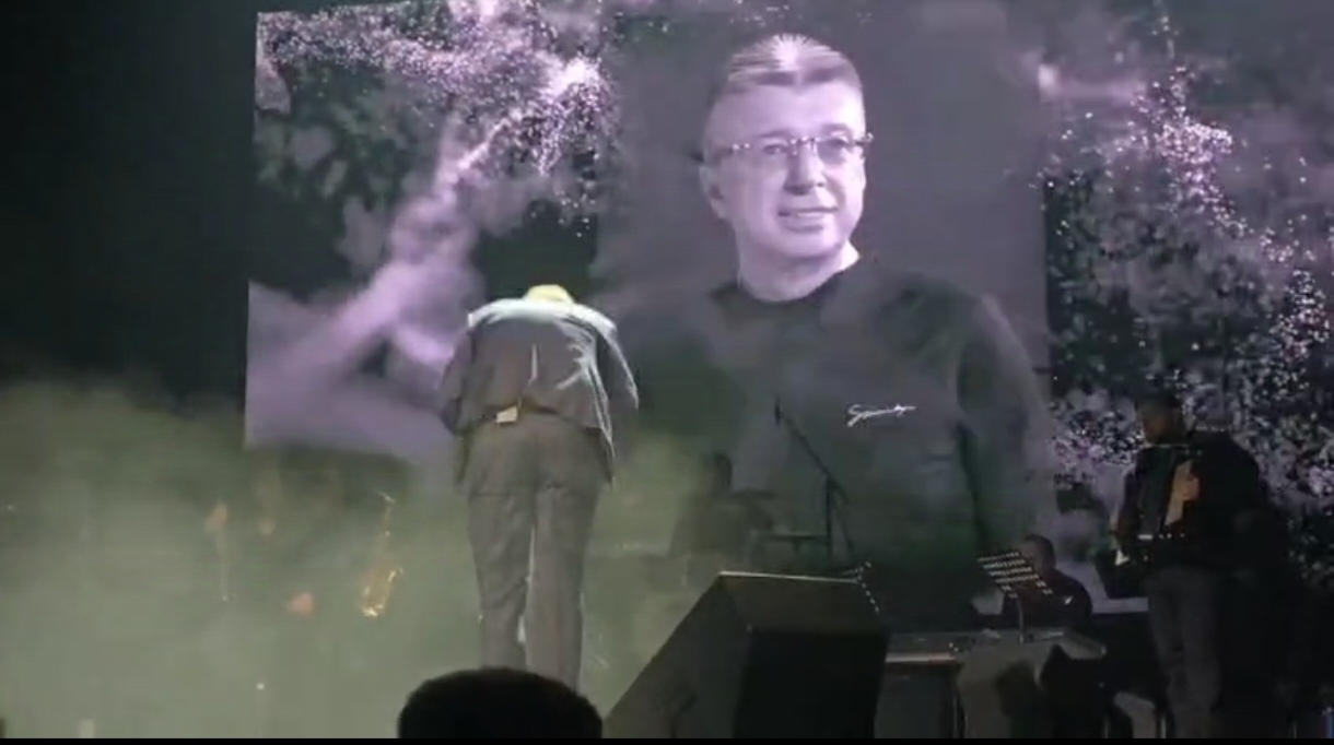 Dirljiv govor Baneta Mojićevića posvećen Saši Popoviću, publika u suzama VIDEO 8 1764453594412