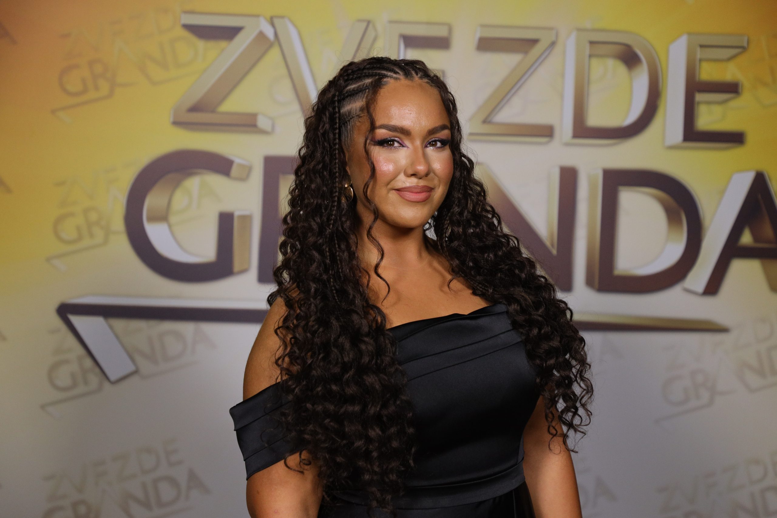 Ekskluzivno predstavljamo takmičare koji će se pojaviti na sceni: Zvezde Granda večeras donose nova iznenađenja 13 ANJA VUKOTIC 20 GOD. BEOGRAD 22