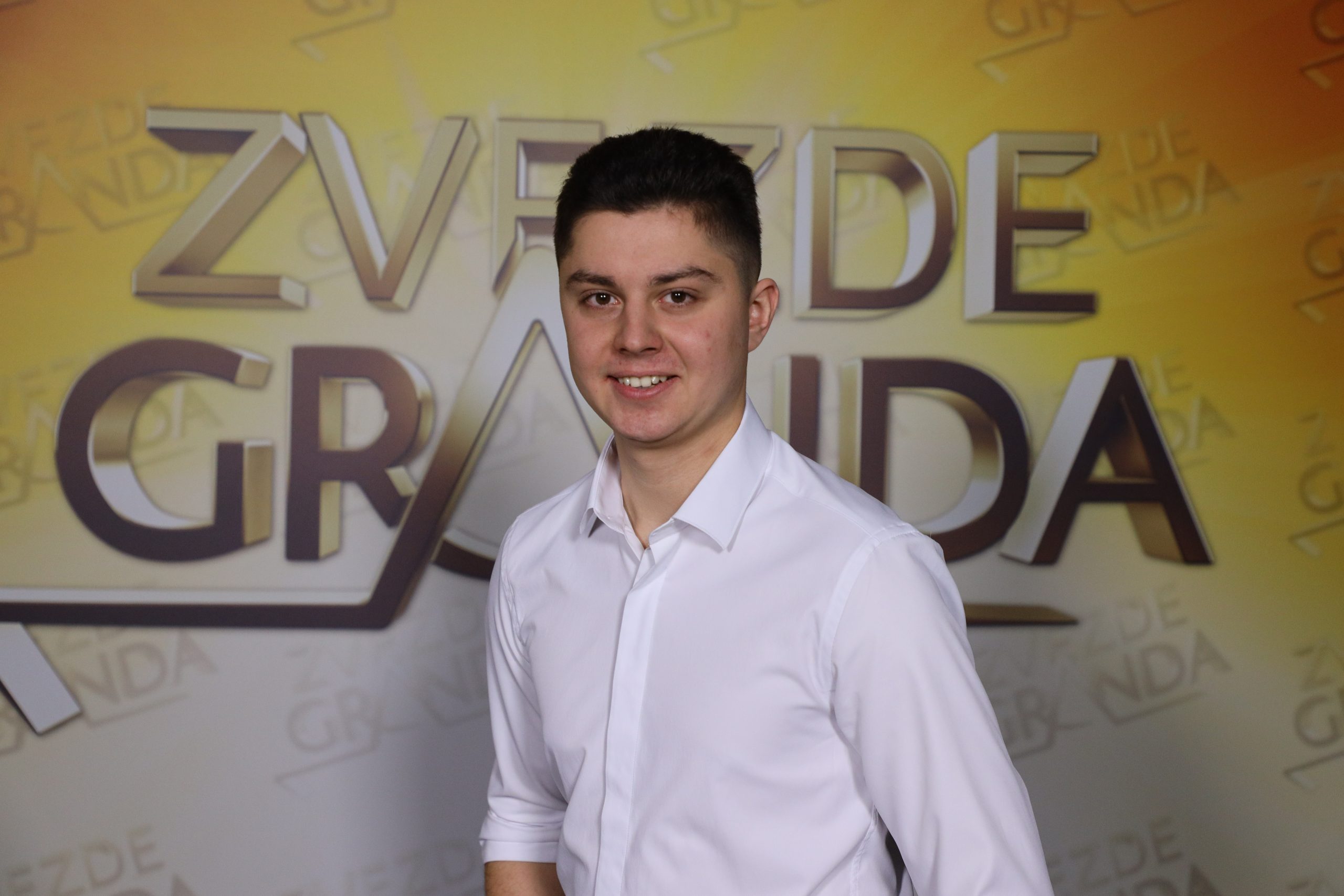 Od psihologa i dizajnera do fudbalera: Saznajte ko su takmičari koji će večeras prvi put zapevati u Zvezdama Granda 19 BOGDAN STOSIC 21 GOD. LEBANE 3