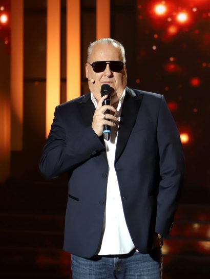 Dejan Matić rasplakao sve u emisiji Nikad nije kasno: "Ovu pesmu posvećujem Saši Popoviću, Halidu Bešliću i Bobanu Kopunoviću" VIDEO 29 DEJAN MATIC NNK SNIMANJE 21102025 FOTO ELENA 45 ok