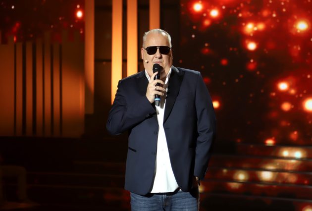 Dejan Matić rasplakao sve u emisiji Nikad nije kasno: "Ovu pesmu posvećujem Saši Popoviću, Halidu Bešliću i Bobanu Kopunoviću" VIDEO 15 DEJAN MATIC NNK SNIMANJE 21102025 FOTO ELENA 45 ok