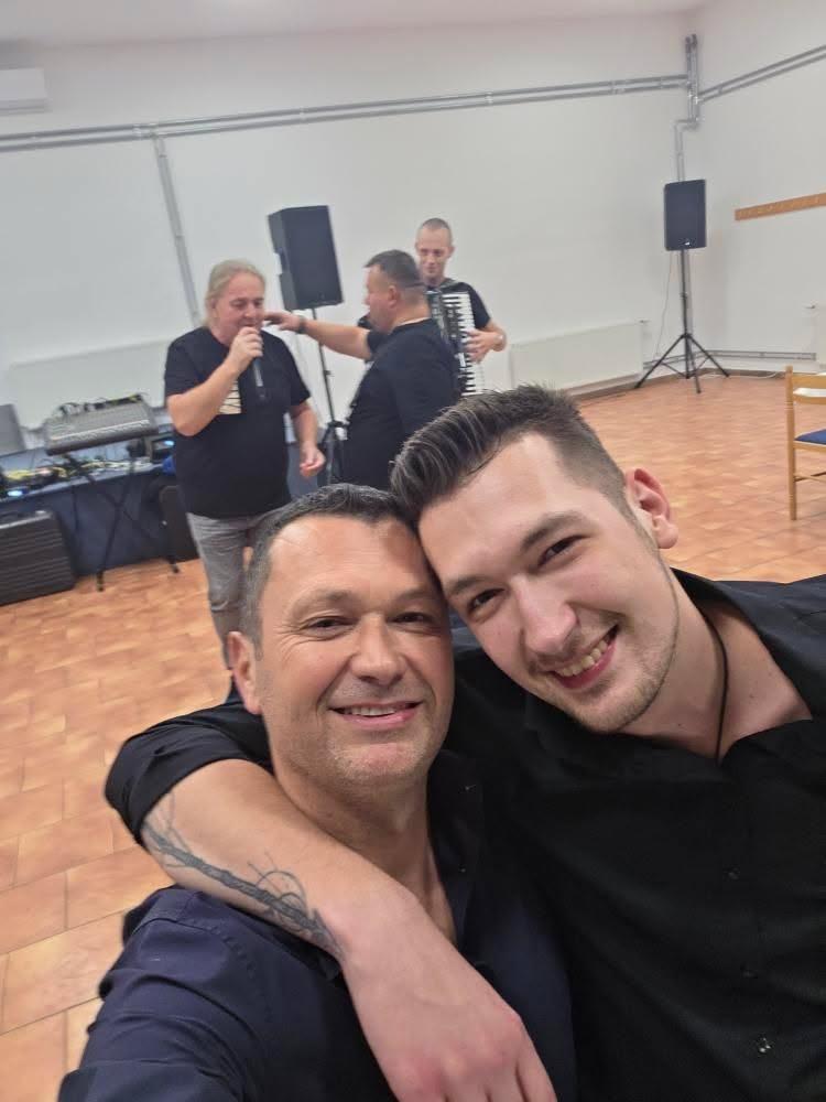 Dva pobednika zapevala na momačkoj večeri, ovakav gušt se ne propušta VIDEO 7 Duba i DJuzo 2