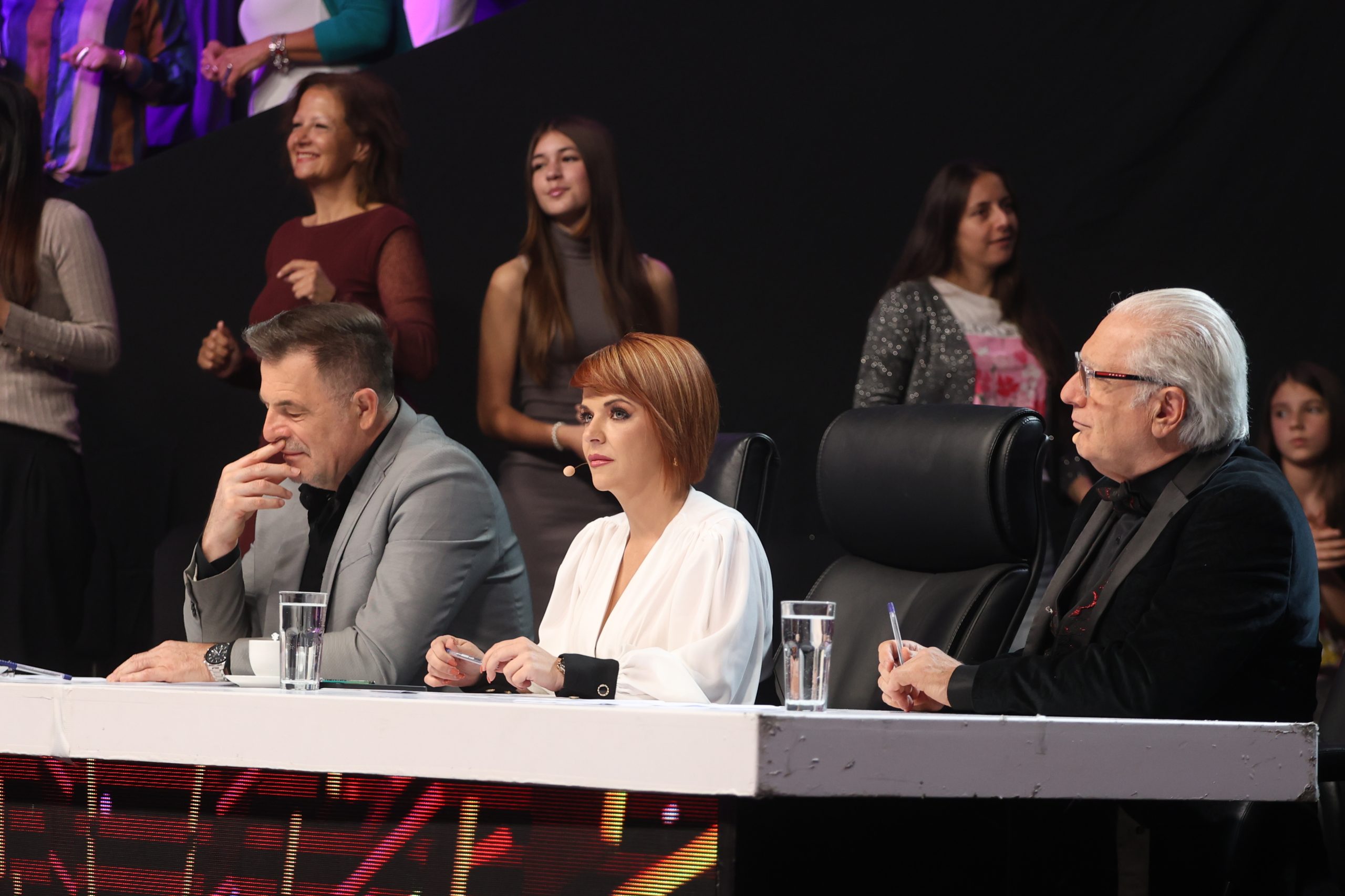 "Džepovi su mi bili puni para": Naš čovek iz Pariza otkrio kako se od rokenrola zarađuje, u "Nikad nije kasno" oduševio sve (VIDEO) 8 E08A0908