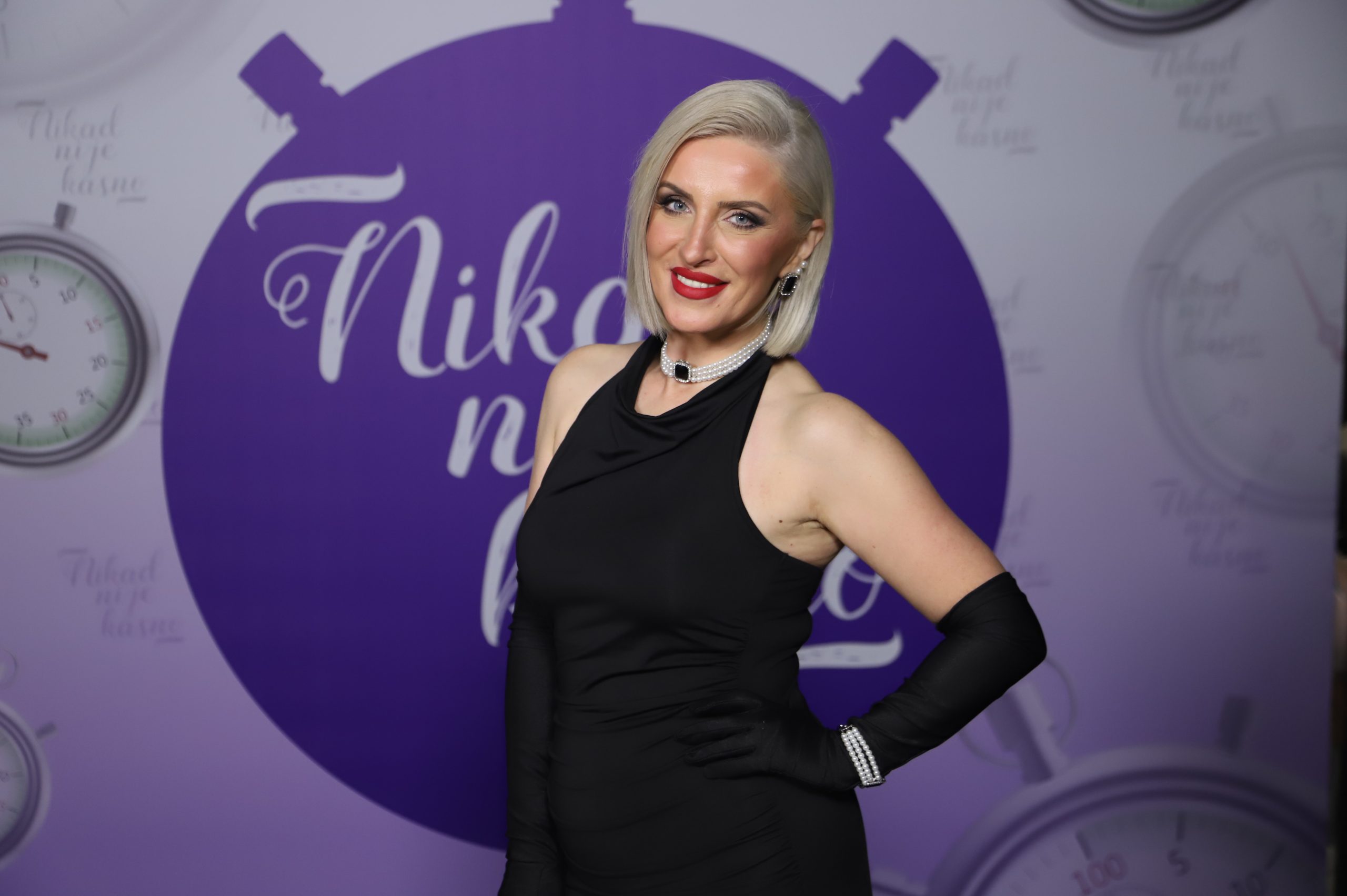 Ovo su takmičari koji će se večeras predstaviti prvi put u emisiji "Nikad nije kasno" 8 ELIZABETA EFTOSKA BETI 47 GOD. GOSTIVAR 9 1