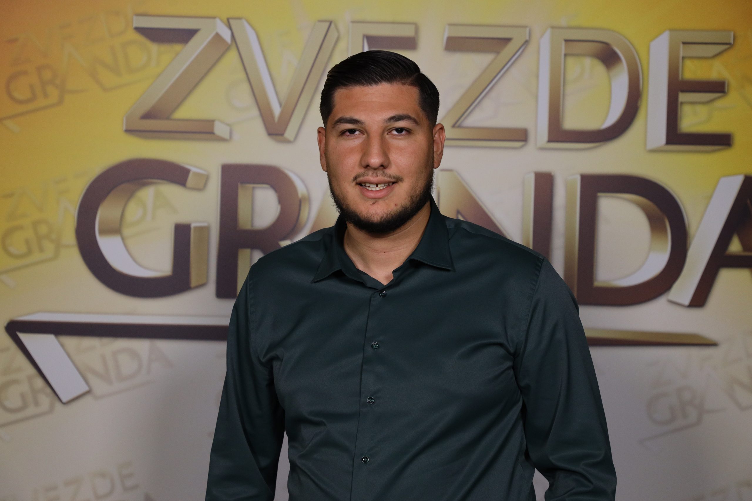 Ekskluzivno predstavljamo takmičare koji će se pojaviti na sceni: Zvezde Granda večeras donose nova iznenađenja 17 ELVIR ZABELJI 21 GOD. PODGORICA CG 3