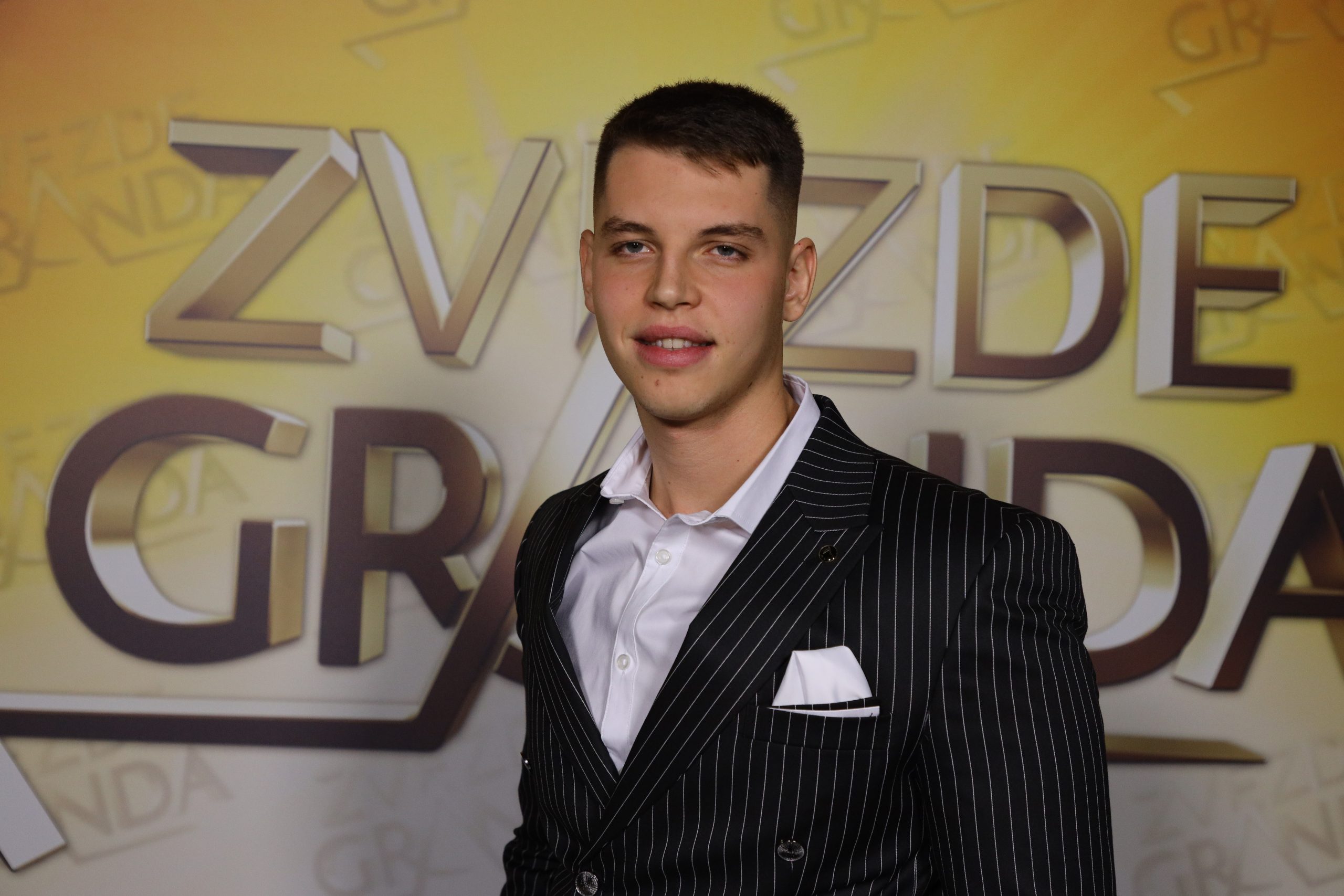 Ekskluzivno predstavljamo takmičare koji će se pojaviti na sceni: Zvezde Granda večeras donose nova iznenađenja 21 GLIGORIJE MICIC 21 GOD. BEOGRAD 17