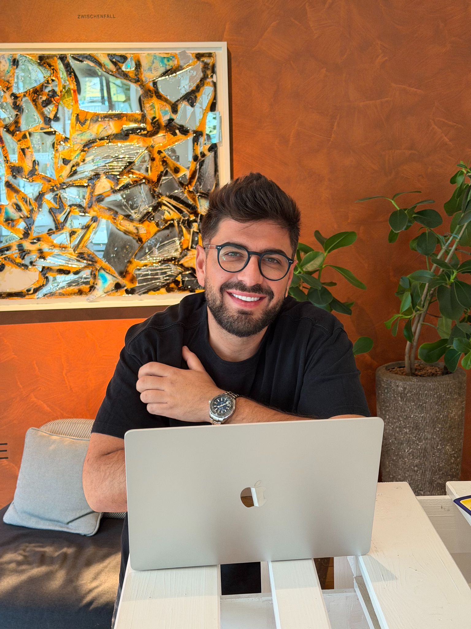 Priča o čoveku za koga se otimaju naše zvezde: Doktorirao lingvistiku, predavao na fakultetu, pa počeo da pravi hitove 7 IMG 20251029 WA0001