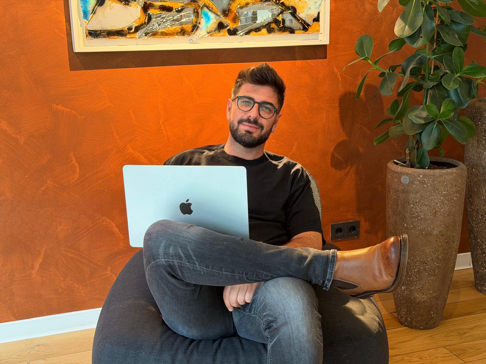 Priča o čoveku za koga se otimaju naše zvezde: Doktorirao lingvistiku, predavao na fakultetu, pa počeo da pravi hitove 5 IMG 20251029 WA0003