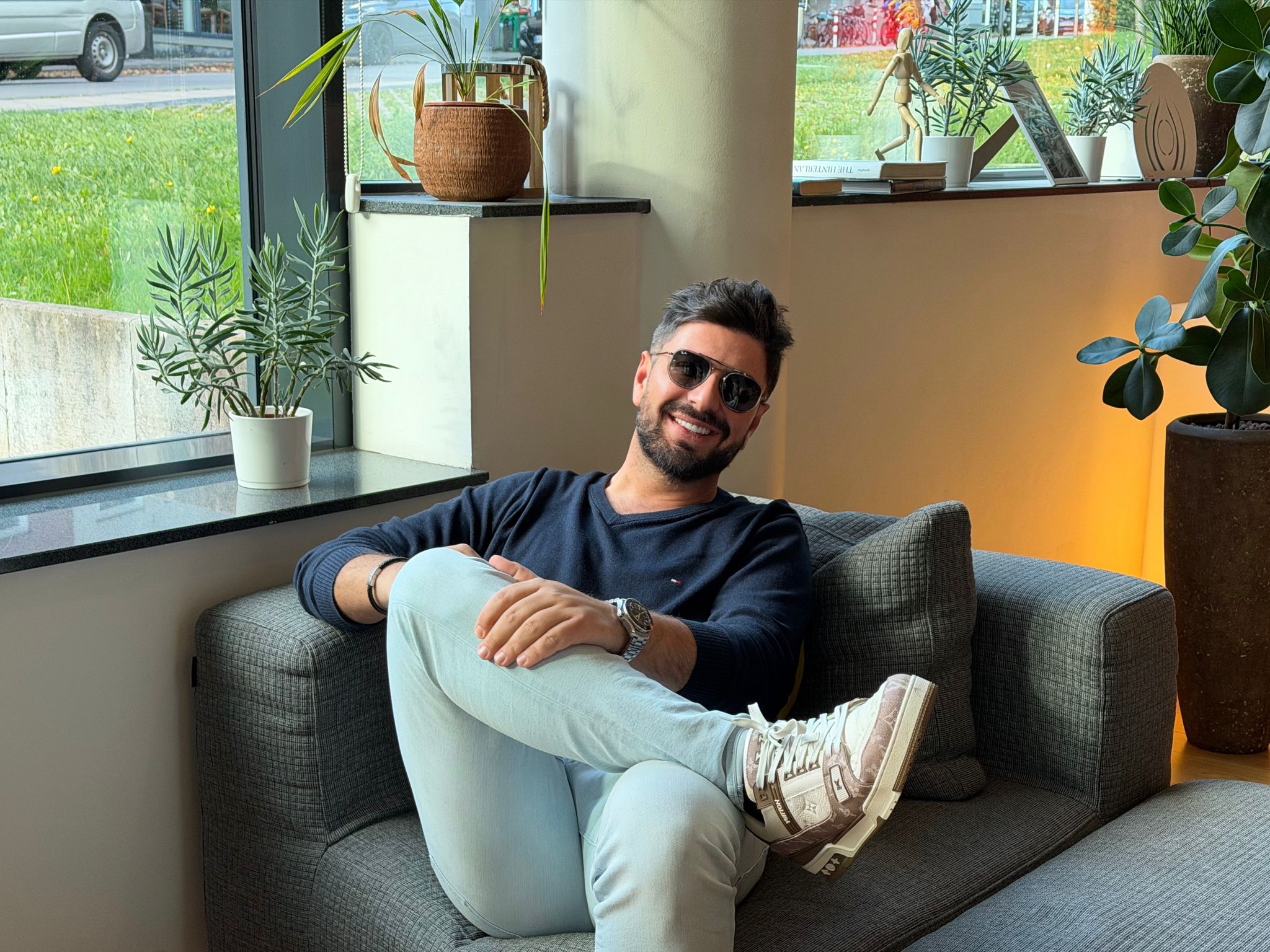 Priča o čoveku za koga se otimaju naše zvezde: Doktorirao lingvistiku, predavao na fakultetu, pa počeo da pravi hitove 6 IMG 20251030 WA0002