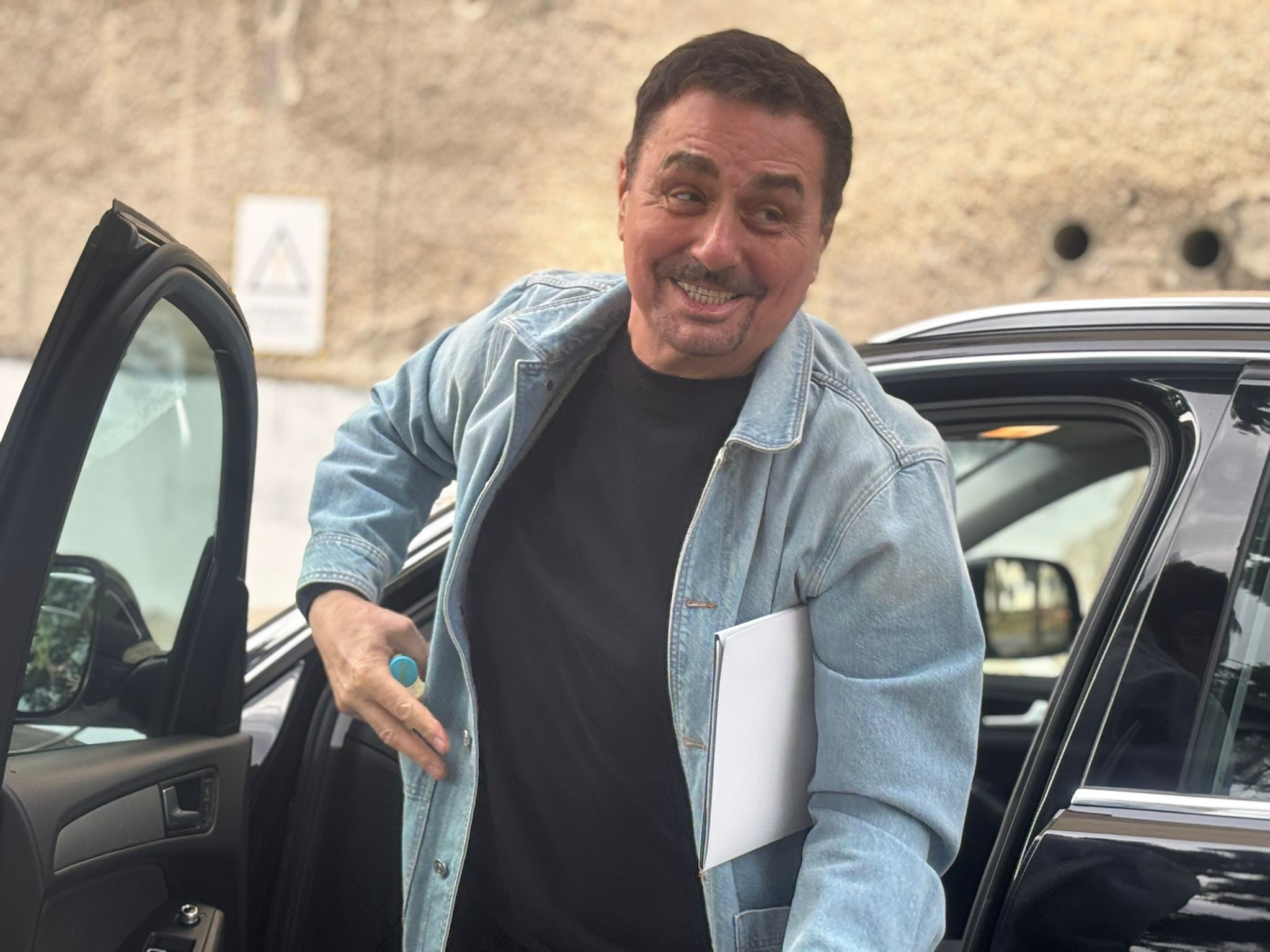 Keba se ukočio, jedva izašao iz auta, evo kako je došao do studija "Zvezda Granda" VIDEO 7 IMG 20251117 WA0012